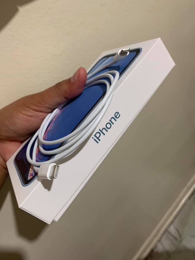 Mở hộp iPhone 12: Không củ sạc và tai nghe, gây khó cho người dùng