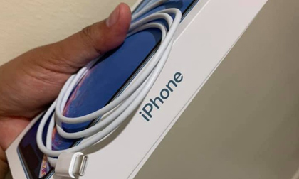 Mở hộp iPhone 12: Không củ sạc và tai nghe, gây khó cho người dùng