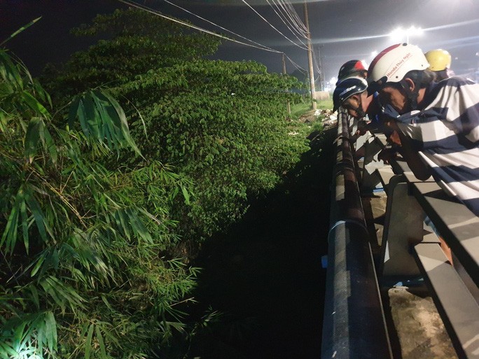 Bình Dương: Phát hiện 2 thi thể trong tư thế nửa nằm nửa ngồi dưới cống nước - Ảnh 2. Bình Dương: Phát hiện 2 thi thể trong tư thế nửa nằm nửa ngồi dưới cống nước - Ảnh 2.