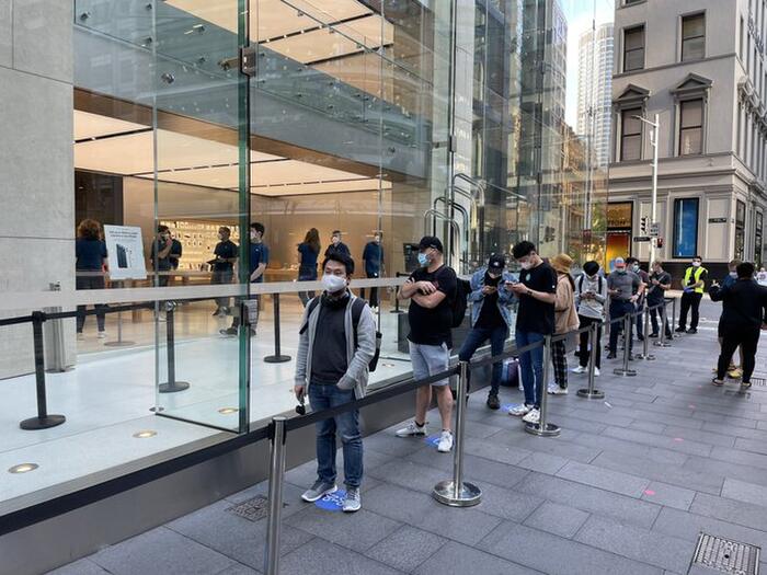 Người đầu tiên mua được iPhone 12 trên thế giới: Xếp hàng từ 11 rưỡi đêm, mua liền hai máy