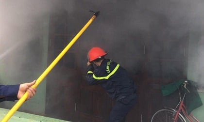 Nghệ An: Cháy lớn giữa trời mưa tại cửa hàng bán đồ Thái