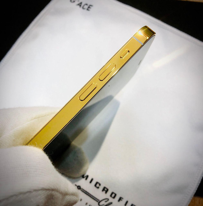 Ngắm ảnh thực tế iPhone 12 Pro mạ vàng đầu tiên trên thế giới được chế tác tại Việt Nam - 1