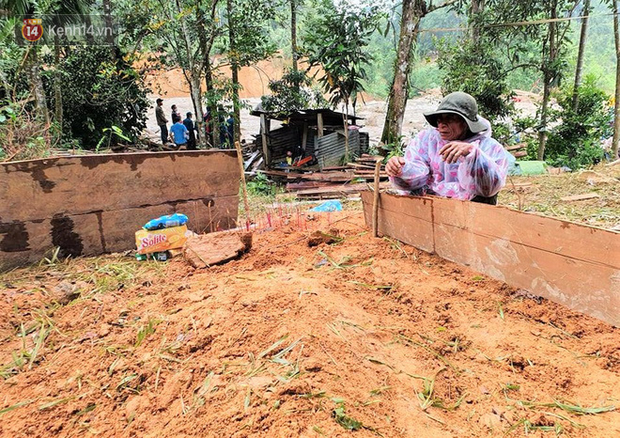 Ông lão lục tìm tấm ảnh gia đình tại hiện trường vụ lở núi ở Trà Leng: 'Cả nhà 8 người, con cháu của tôi chết hết rồi...' - 1