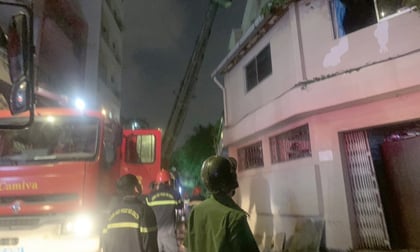 TP.HCM: Cháy lớn tại khách sạn Đệ Nhất, đưa nhiều người ngoại quốc ra ngoài