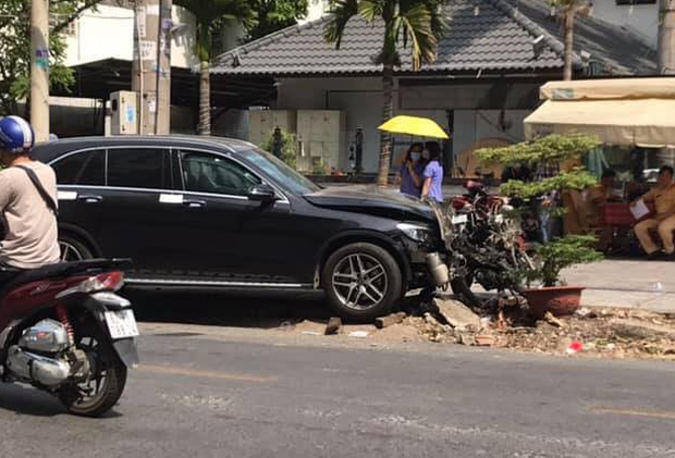 TP.HCM: Thanh niên phê ma túy lái Mercedes tông tài xế GrabBike tử vong và nữ tiếp viên hàng không thương tật 79% bị truy tố ra tòa - 1 TP.HCM: Thanh niên phê ma túy lái Mercedes tông tài xế GrabBike tử vong và nữ tiếp viên hàng không thương tật 79% bị truy tố ra tòa - 1