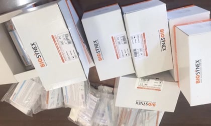 Phát hiện 2 phụ nữ bán hàng trăm bộ kit test Covid-19 không có hóa đơn, chứng từ