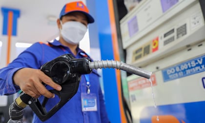 Giá xăng giảm, dầu tăng cao từ 15 giờ chiều nay
