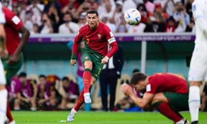 10 cầu thủ sút phạt thành bàn nhiều nhất lịch sử: Messi vượt mặt Ronaldo nhưng vẫn thua xa người dẫn đầu