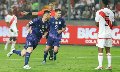 Messi tỏa sáng rực rỡ ngày trở lại, khiến CĐV đối phương cũng phải vỗ tay thán phục