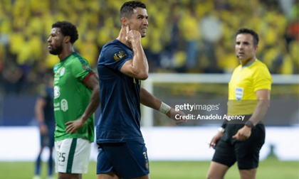 Đòi thay trọng tài khỏi sân, Ronaldo gây thất vọng sau ngày Messi nhận Quả bóng vàng