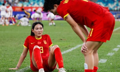 Tuyển Trung Quốc và Hàn Quốc cùng ôm hận sau trận hòa tai hại, dâng vé đi tiếp cho đối thủ của Việt Nam