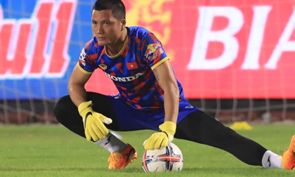 Thủ môn tuyển Việt Nam chấn thương, HLV Troussier lại thêm đau đầu trước vòng loại World Cup