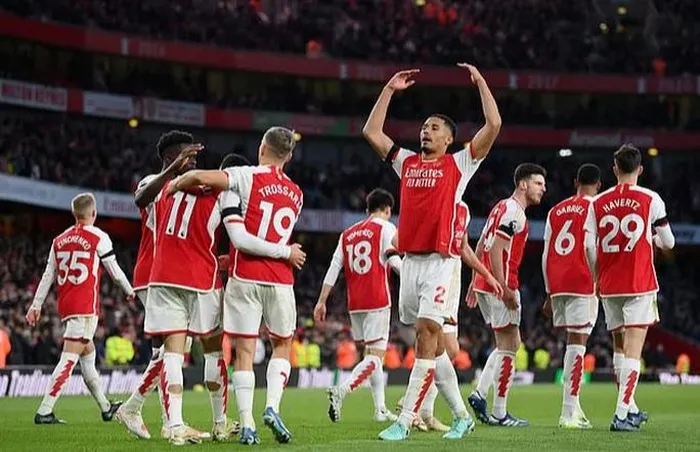 Arsenal áp sát đội đầu bảng Man City