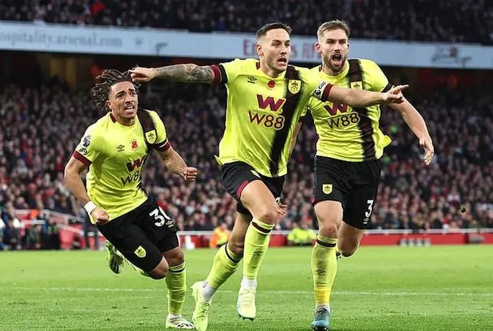 Josh Brownhill bất ngờ có bàn gỡ cho Burnley đầu hiệp 2