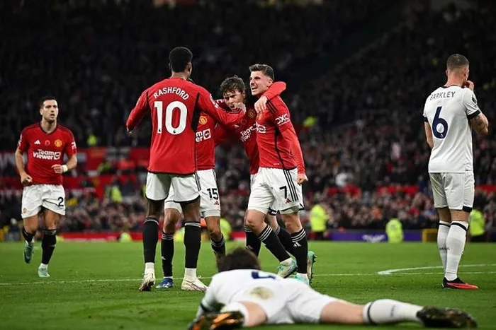 Man United chật vật đánh bại Luton Town, bay lên Top 6