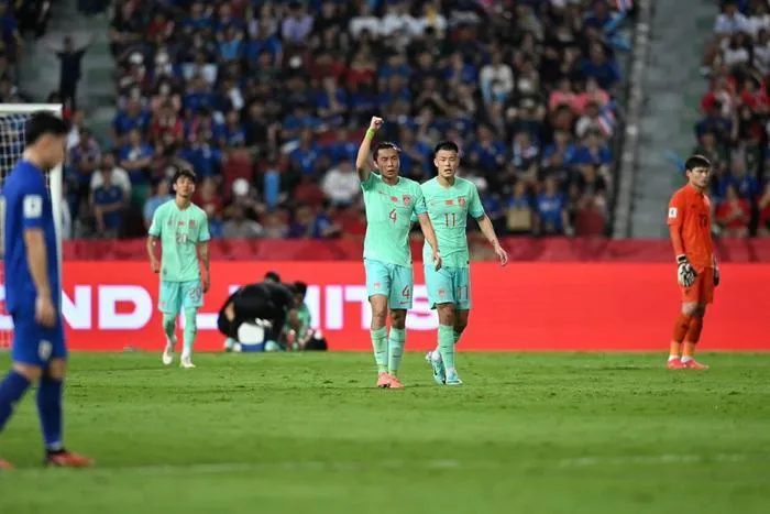 Trung Quốc ngược dòng hạ Thái Lan 2-1 ngay tại sân khách.