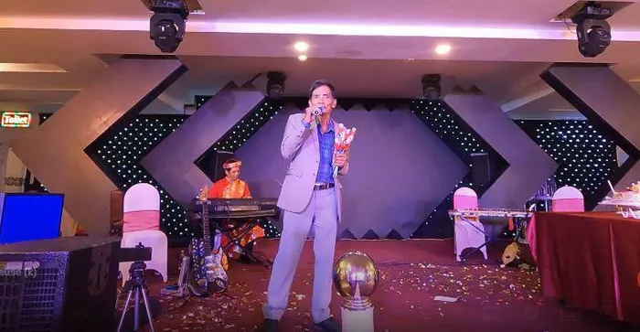 Thương Tín trong một lần đi hát đám cưới.