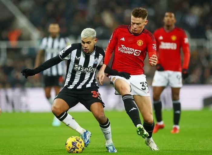 Hàng tiền vệ MU lép vế hoàn toàn so với tuyến giữa của Newcastle. Ảnh: Getty