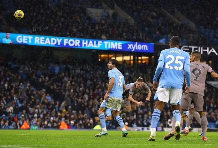 Dejan Kulusevski đánh đầu gỡ hòa 3-3 cho Tottenham