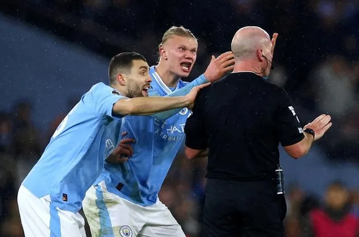 Trọng tài Simon Hooper bị cầu thủ Man City phản ứng dữ dội cuối trận