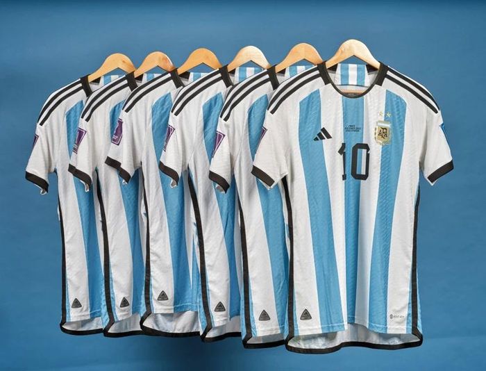 6 chiếc áo đấu của Messi đã bán với giá 7,8 triệu USD. Ảnh: GETTY.