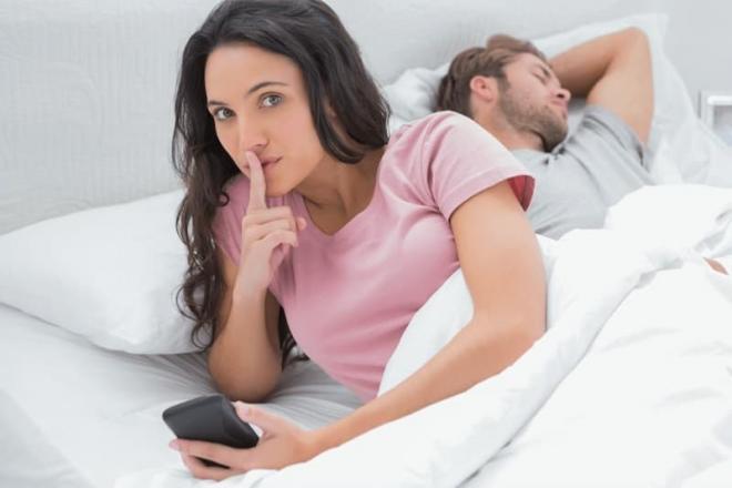 phụ nữ xem điện thoại của chồng 1 phụ nữ xem điện thoại của chồng 1