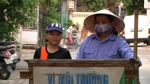 cau-be-ngheo-tung-day-xe-rac-cung-me-nay-thanh-ca-si-than-tuong-dinh-dam-o-tuoi-24-1-ngoisaovn-w600-h337 3 cau-be-ngheo-tung-day-xe-rac-cung-me-nay-thanh-ca-si-than-tuong-dinh-dam-o-tuoi-24-1-ngoisaovn-w600-h337 3