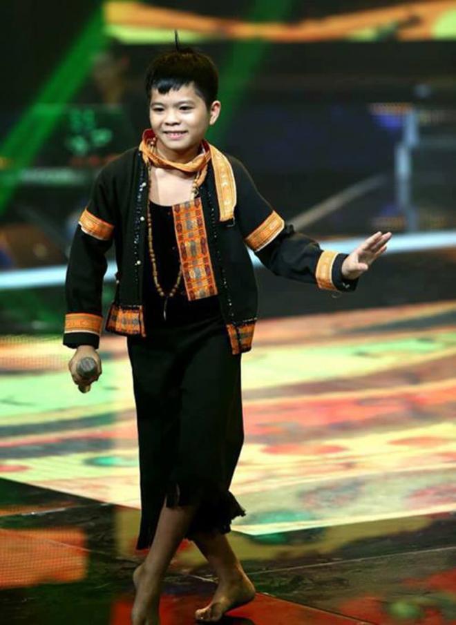 cau-be-ngheo-tung-day-xe-rac-cung-me-nay-thanh-ca-si-than-tuong-dinh-dam-o-tuoi-24-2-ngoisaovn-w800-h1098 2 cau-be-ngheo-tung-day-xe-rac-cung-me-nay-thanh-ca-si-than-tuong-dinh-dam-o-tuoi-24-2-ngoisaovn-w800-h1098 2